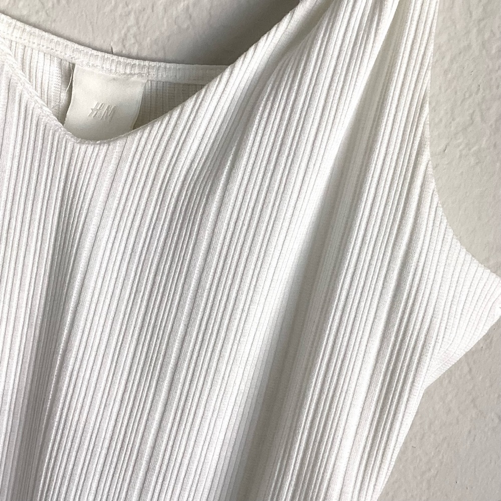 \H&M\• White Crop Tank - Picture 10 of 13